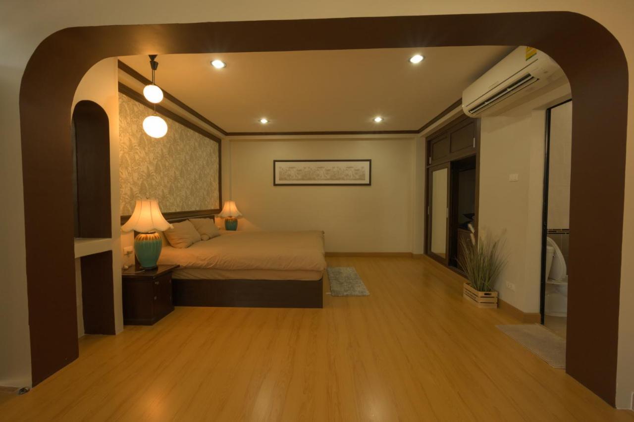October Hostel Chiangmai Chiang Mai Esterno foto